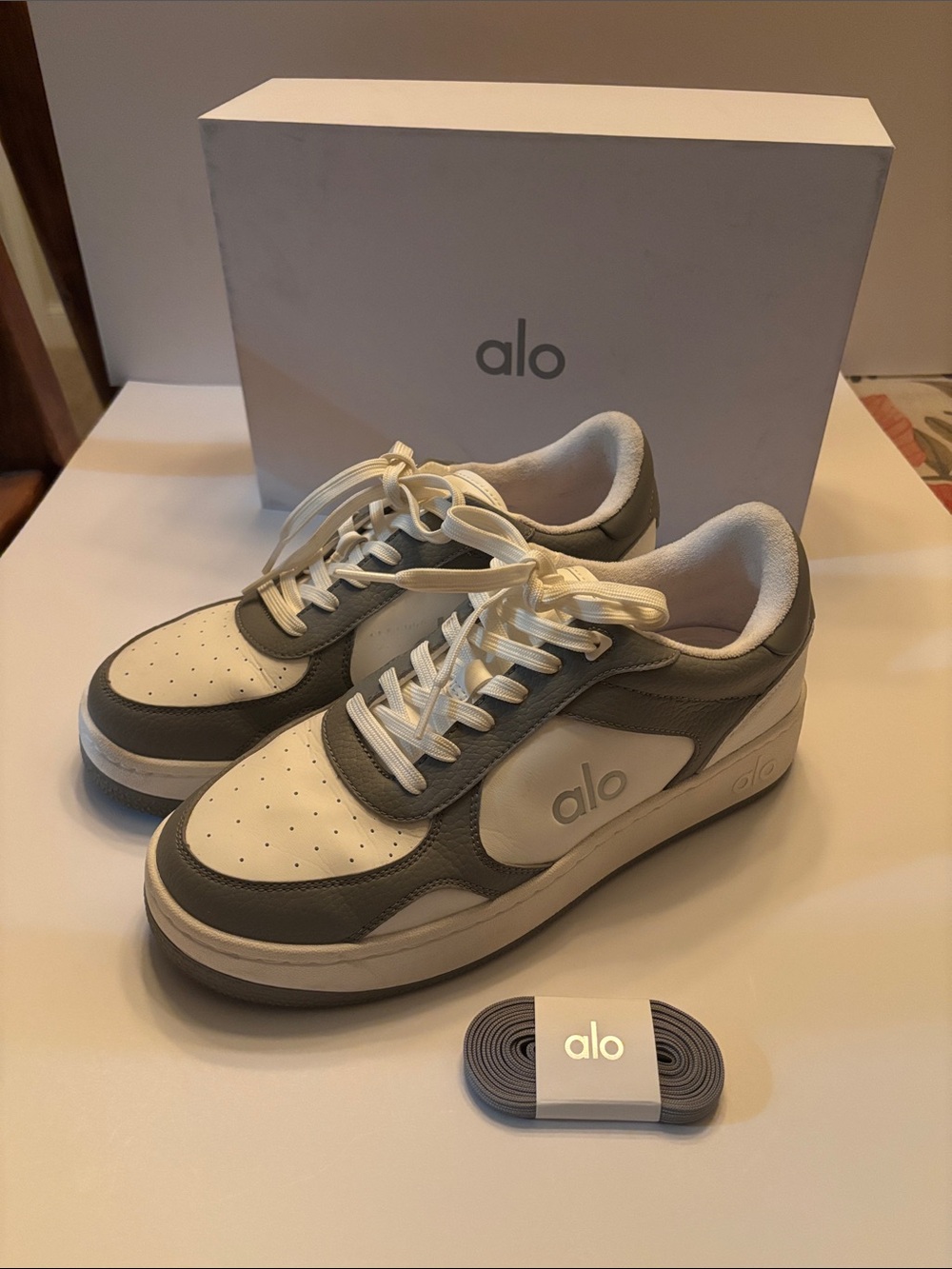 ALO Recovery Mode X 01 Classic Sneaker Grey/White, Unisex Size 10/Women